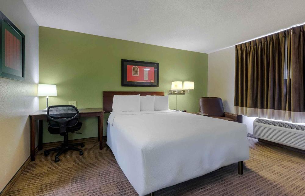 Studio with 1 King Bed - Non-Smoking interior